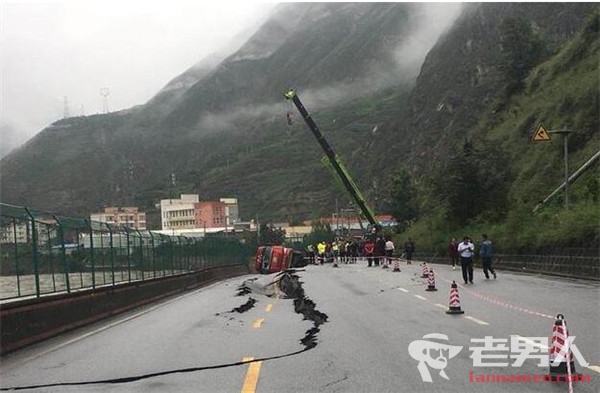 国道213线路面塌陷 四川路桥投入应急抢险