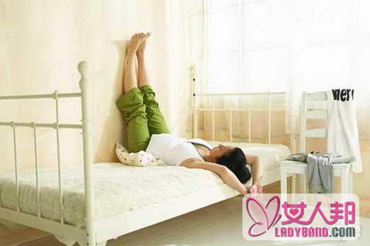 >睡前减肥法 平躺床上做瑜伽燃脂好睡眠