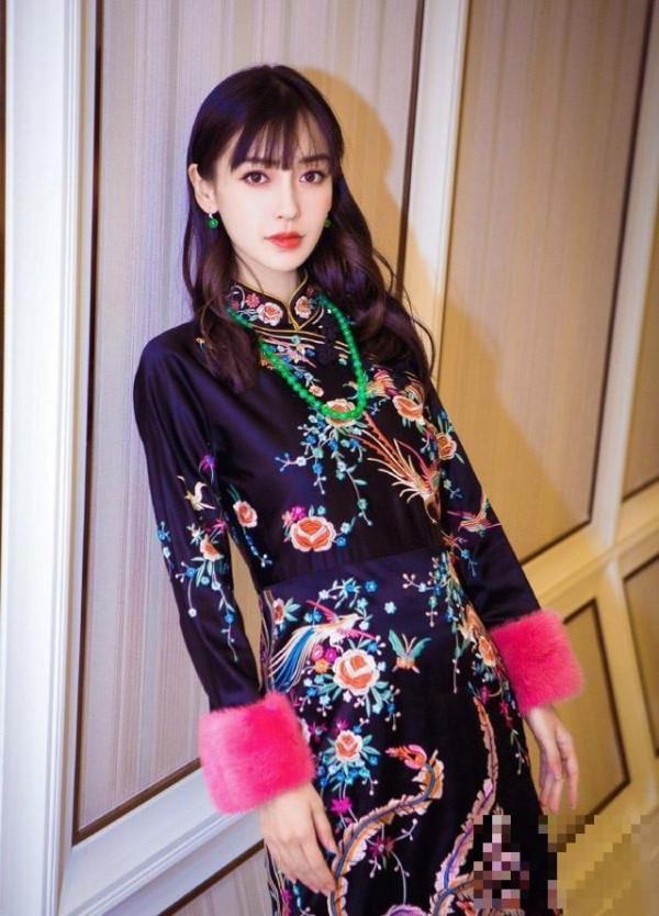 Angelababy杨颖身穿刺绣旗袍，温婉恬静又秀美，彰显浓浓的中国风