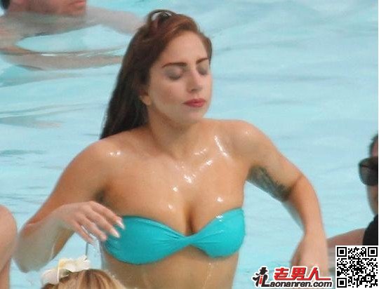 >Lady Gaga巴西泳池演绎湿身诱惑秀纹身【图】