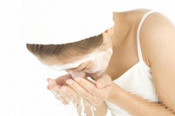 告诉你用洗面奶洗脸的正确方法 让肌肤焕发水嫩光泽