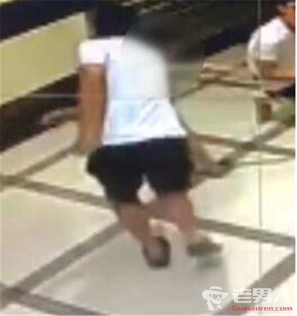 暴躁男持衣架怒抽4岁幼童 疑似在争夺中吃了亏