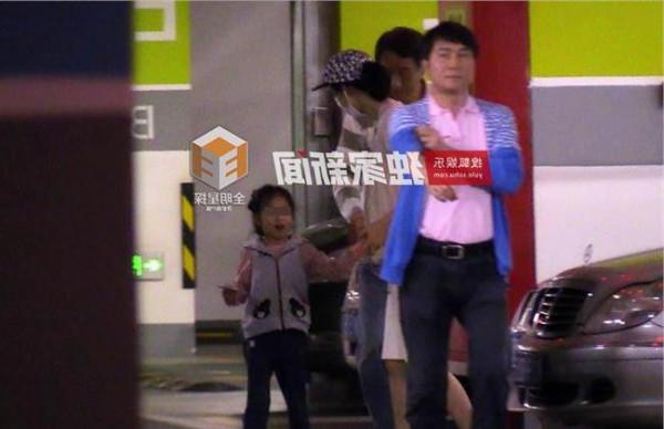 韩卫国女儿 韩雪携女儿亮相与一男子保持距离 对方疑是其隐婚老公