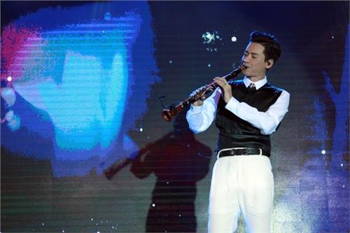 刘璇的第一任老公 王弢签约环球音乐 自曝被称刘璇老公最享受