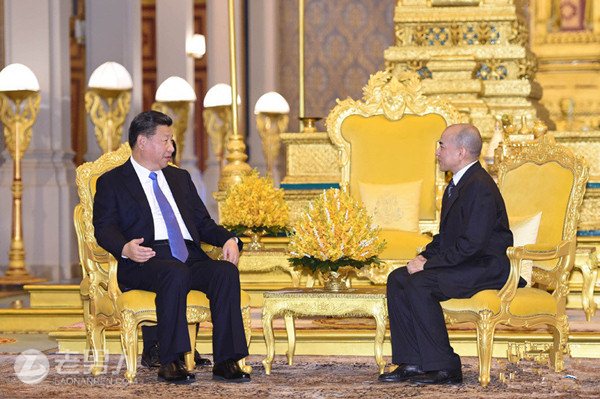 习近平会见柬埔寨国王 双方交谈甚欢
