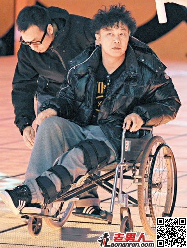 陈奕迅坐轮椅参加春晚彩排  因弄伤韧带接受手术【图】
