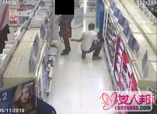 男子在超市偷拍女顾客裙底被监控全程拍下 变态男容貌曝光(图)