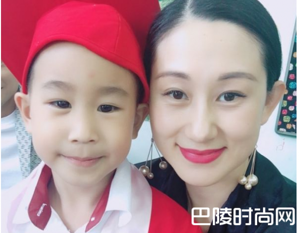 超萌星二代！赵文卓爱子幼儿园毕业乖巧可爱 和爸妈长超像