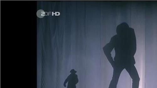 迈克尔·杰克逊有多红 站在迈克尔杰克逊旁边伴舞的演员是徐锦江?