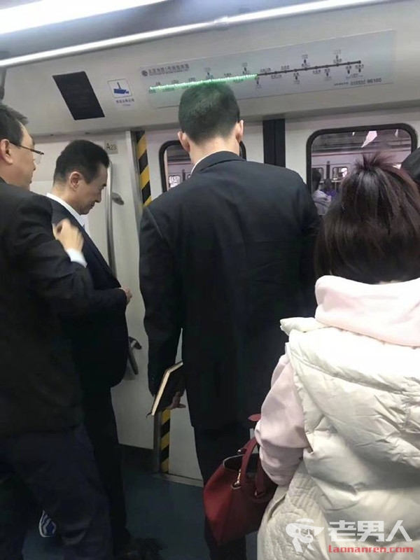 >王健林坐地铁 网友：终于和首富坐了同款座驾