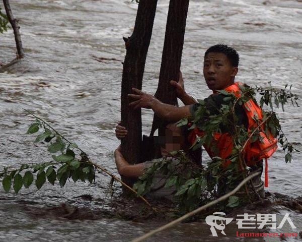 北京暴雨致怀柔山洪 女子被困紧抱大树等待救援