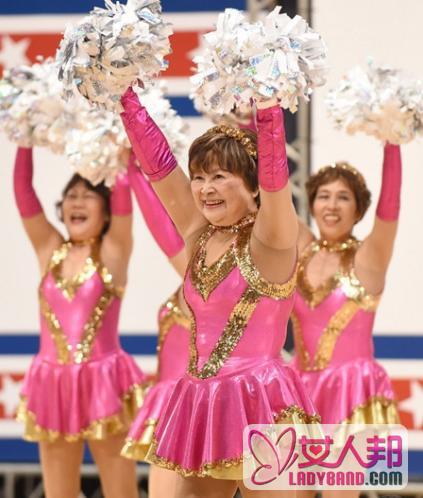 >短裙奶奶拉拉队：日本平均年龄70岁奶奶穿粉红短裙