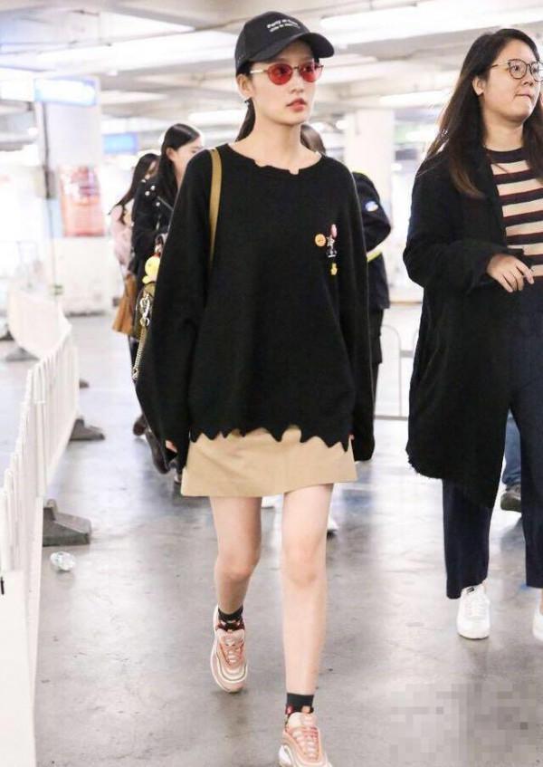 >李沁穿黑色毛衣低调现身机场，她不化妆的样子很清纯！