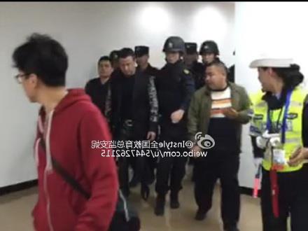 >杨坤怎么了让警察带走了 杨坤为什么被警察带走了