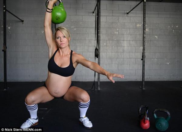 >何承熹怀孕大肚子照片 怀孕九个月大肚子照片