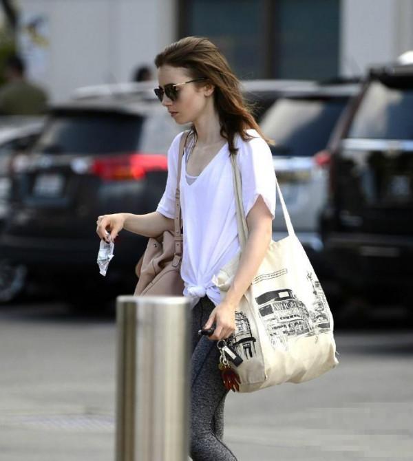 >Lily Collins 莉莉柯林斯在洛杉矶外出的新街拍…