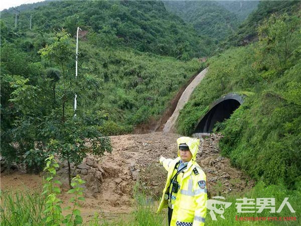 四川隧道口发生泥石流 泥石流灌入隧道造成道路中断