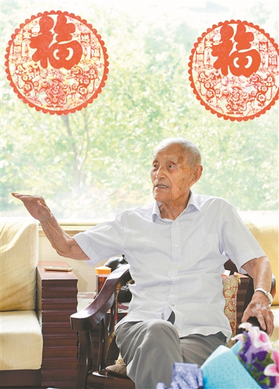 >张力雄的儿子 103岁老红军张力雄忆长征:我们是打不烂的&quot;铁流后卫&quot;