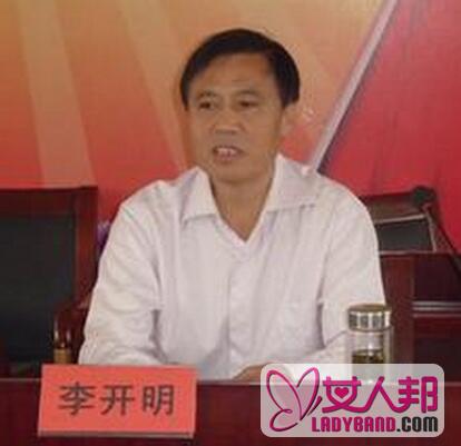 吴亦凡的亲生父亲是谁 系清华大学高材生与吴母离异