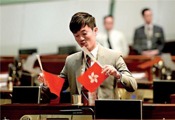 香港团体促律政司起诉郑松泰侮辱国旗区旗