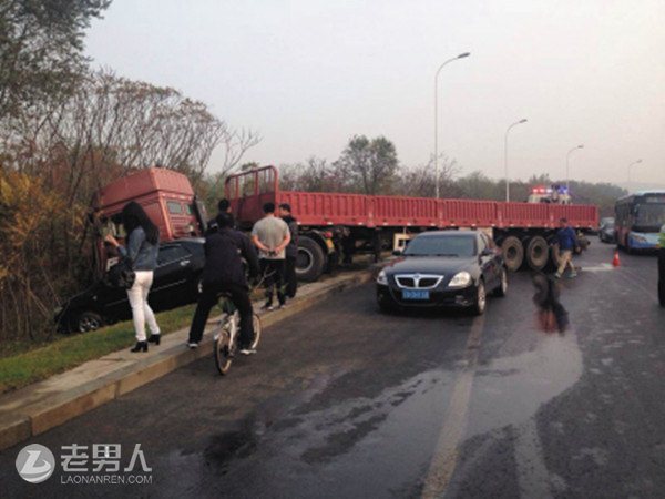 大连：前车突撞道牙子 后两车双双冲进树林