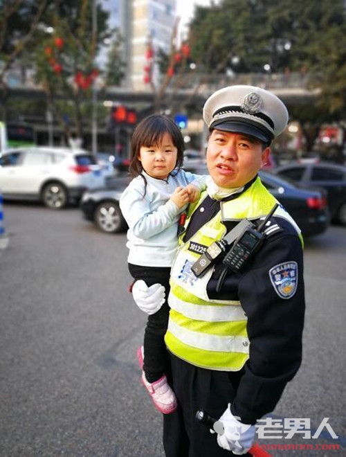 2岁女孩车流穿梭 民警抱起帮其寻找家人