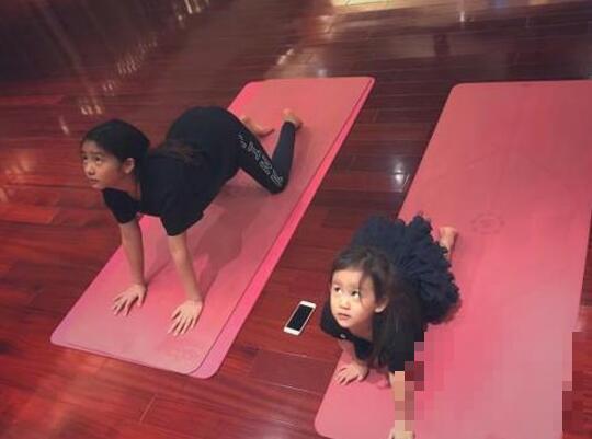 多多和妹妹练瑜伽动作同步超可爱 黄磊却被嫌弃要锻炼