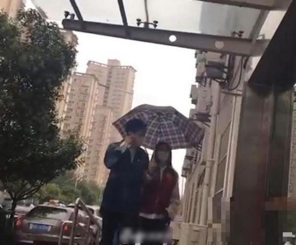 >付辛博现身民政局与颖儿领证 两人共撑一把伞口罩遮面打扮相当低调