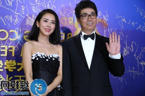 范明西藏 范明出席大影节颁奖礼黑色西服显儒雅气质