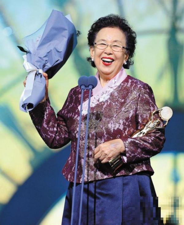 >76岁韩国国宝级演员罗文姬，获青龙电影节最佳女主角奖，罗文姬个人资料