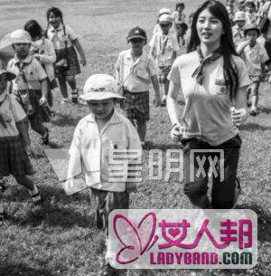 韩国女团miss a成员秀智tite更新 与幼儿园小朋友的游玩照