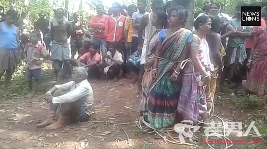 >印度妇女遭绑树上毒打 残忍施暴视频截图曝光