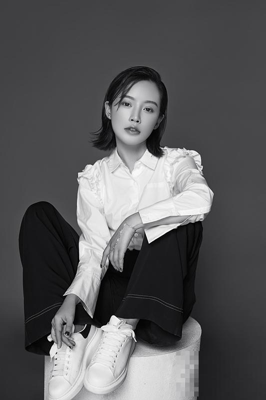 360娱乐讯 近日,演员瑛子以一身摩登女郎造型拍摄的黑白复古写真曝光
