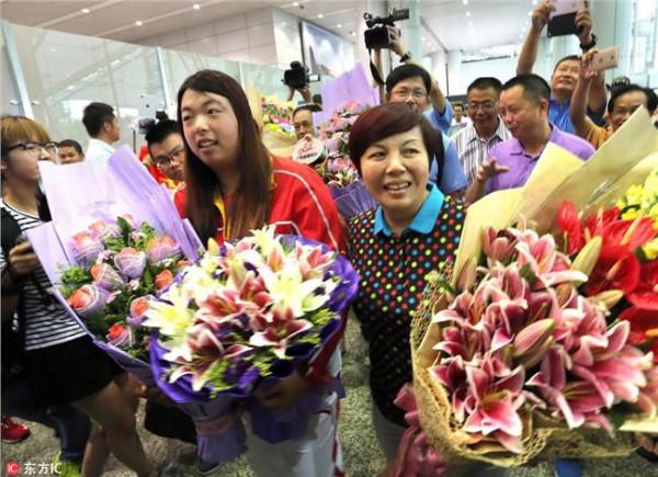 冯珊珊妈妈 冯珊珊忙里偷闲当孩子王 母亲节为妈妈购买衣服