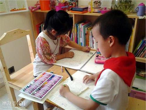 盘锦画家李玉柱画室 “公交画家”想开画室教孩子们画画
