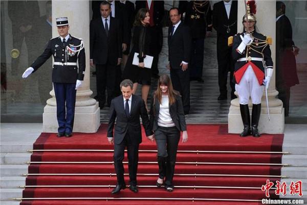 法国总统萨科齐女友住进总统府 总理不满