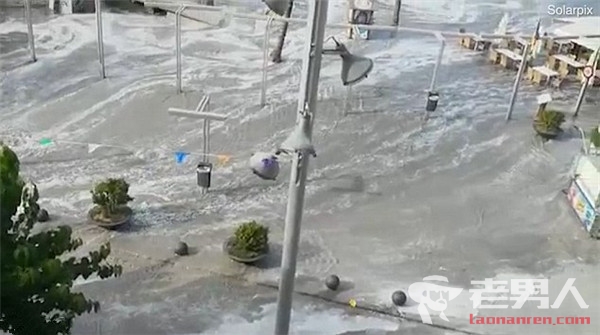 海啸袭击西班牙海岛 海滩酒吧均被海水淹没