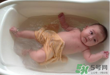 夏天婴儿洗澡水温多少度合适？夏天婴儿洗澡水温需要多少度？