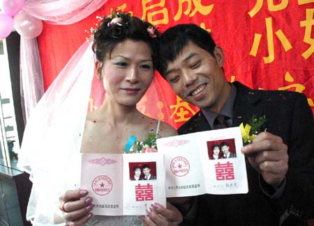 变性人章琳图片 四川首个变性人婚礼举行 千人前来祝贺