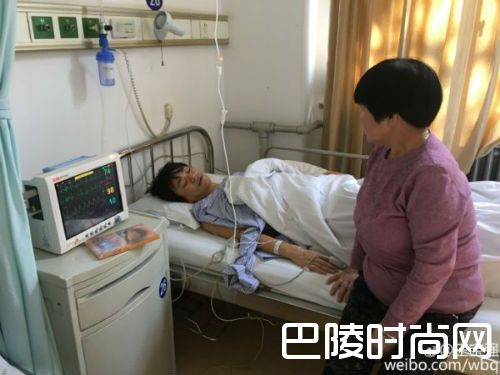 王宝强躺病床妈妈陪伴 脚打钢板拍两年电影宝宝怎么受伤的