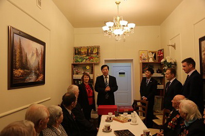 画家郭志军 驻哈巴罗夫斯克总领事郭志军访问哈巴罗夫斯克边疆区老战士之家