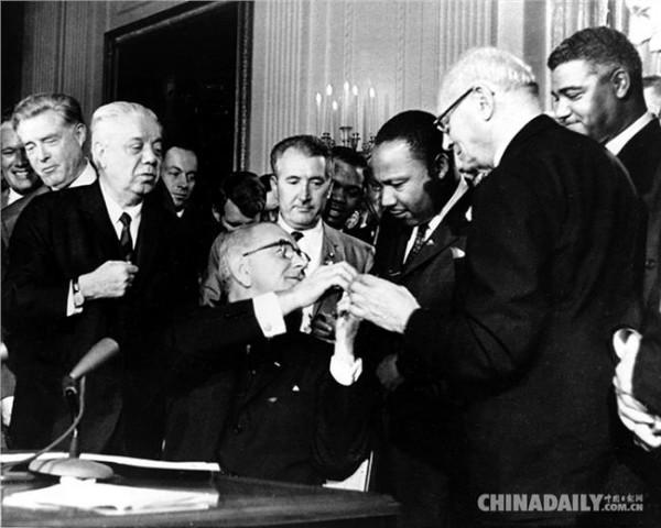 >约翰逊法案 1964年7月2日 美国总统约翰逊签署民权法案