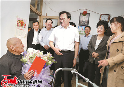 徐州市长周铁根夫人 徐州市长周铁根看望老人:让老人老有所养老有所乐