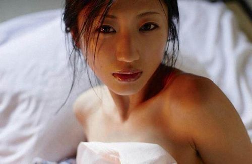 日本女星拍观光宣传片 摸海龟头部被批太低俗