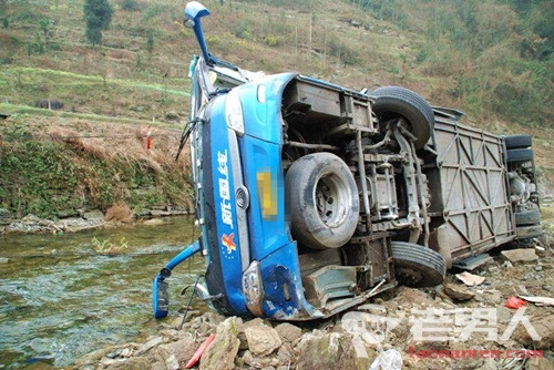 云南威信发生交通事故 造成2人死亡10人受伤