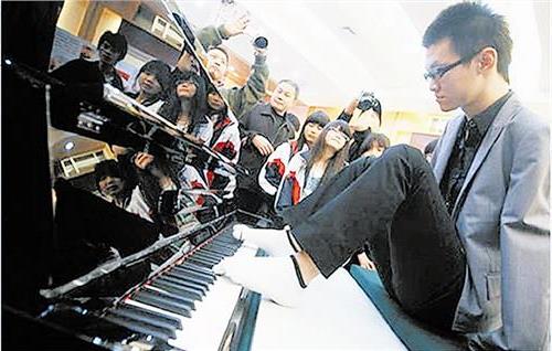 用脚弹钢琴的刘伟大家知道吗?