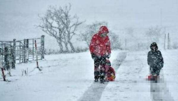>英国孕妇被迫在公路上生下“冰雪宝宝” 暴风雪天气阻碍交通