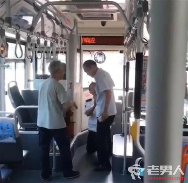 公交司机给乘客下跪道歉 因司机起步过快导致
