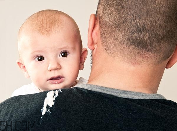 怎样能减少宝宝吐奶情况？宝宝吐奶后要注意哪些问题？