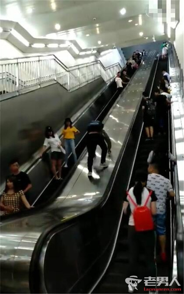 >男子地铁扶梯上攀岩已涉嫌违法 工作人员制止仍不听